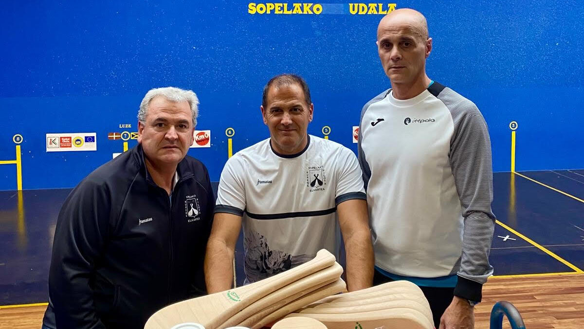 InnPala ha hecho entrega de material deportivo a Kurene Pilota Elkartea